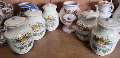 de nombreux vases posés sur une table