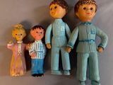 trois figurines représentant un garçon et une fille debout l'un à côté de l'autre