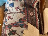 une boîte en carton contenant quelques vieux tapis