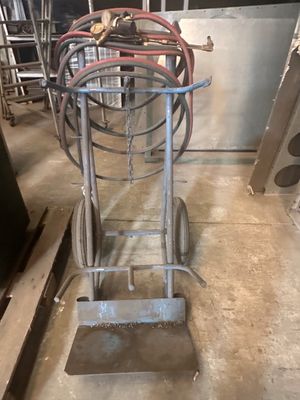 une photo d'un chariot auquel est fixé un tuyau