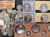 une table sur laquelle sont posées de nombreuses pièces de monnaie