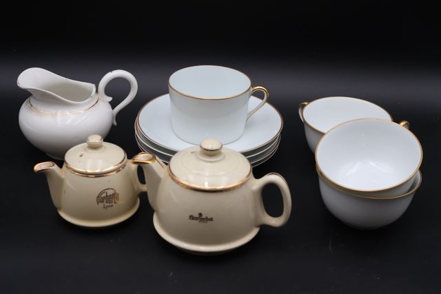 Lot de petites cafetières en faïence, 4 déjeuners et verseuse por...