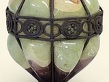 un vase surmonté d'un bol, posé sur un socle