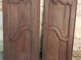 paire de portes-fenêtres anciennes avec des panneaux en bois sculpté