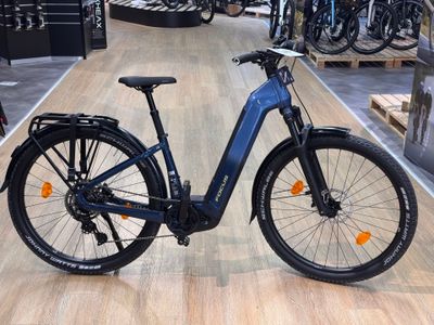 un vélo bleu exposé dans un magasin