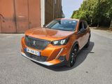 un gros plan sur l'avant d'un SUV orange