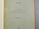 un livre ouvert sur lequel repose une bordure rouge