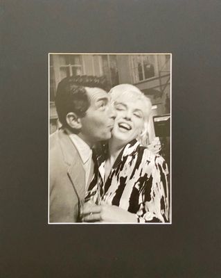 une vieille photo en noir et blanc représentant un homme embrassant une femme