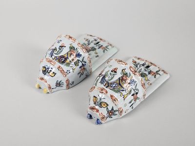 deux pièces de poterie blanche et bleue ornées de motifs floraux