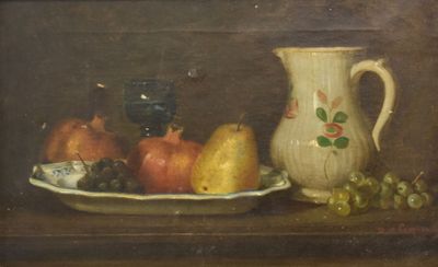 tableau représentant des fruits et une carafe posés sur une table, avec un verre de vin