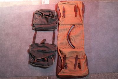 deux bagages posés l'un à côté de l'autre sur le sol