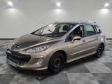la voiture argentée est garée dans le garage sur le sol en damier