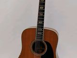 une guitare posée sur un support, sur un fond blanc