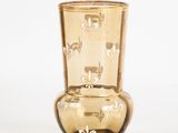 un vase en verre posé sur une surface blanche