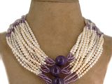 collier de perles violettes et blanches autour du cou d'un mannequin