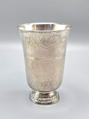 une coupe ancienne en argent ornée d'un motif sur le bord