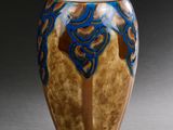 un vase bleu et marron posé sur une table