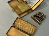deux petites boîtes en or, surmontées d'un miroir, posées sur une table