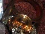 une bague en or surmontée d'un crâne