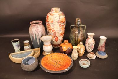 de nombreux types de vases et de bols sur la table