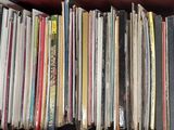 une boîte rouge contenant tout un tas de disques