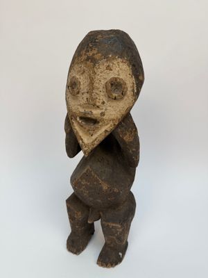 figurine représentant un homme avec un cœur sur la tête