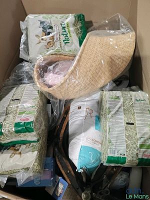 une boîte remplie de nourriture pour chat et un panier rempli de nourriture pour chat