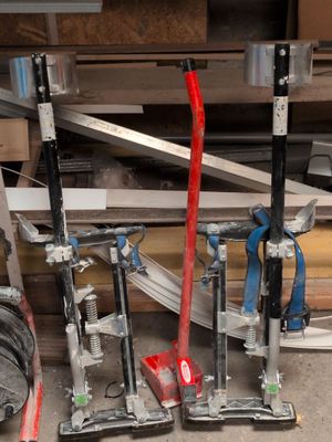 une pile d'outils posés sur le sol