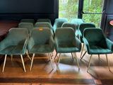 de nombreuses chaises vertes et une table dans une pièce