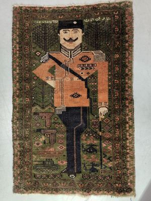 un gros plan d'un tapis sur lequel figure un soldat