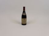 une bouteille de vin posée sur une table
