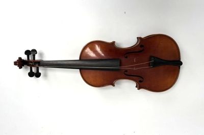 un vieux violon accroché à un mur sur fond blanc