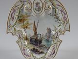 une assiette avec l'image d'un bateau