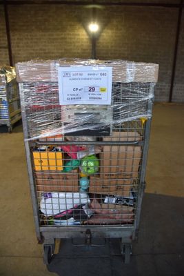un chariot contenant de nombreux cartons dans un entrepôt