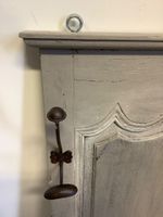 Vestiaire mural en bois peint en gris avec 6 patères métalli… (photo 3)