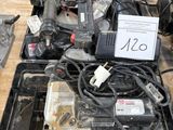 un grand nombre d'outils posés sur le sol