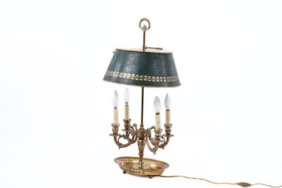 une lampe posée sur une table, sur laquelle se trouve une autre lampe