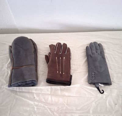 trois paires de gants posées sur un drap blanc