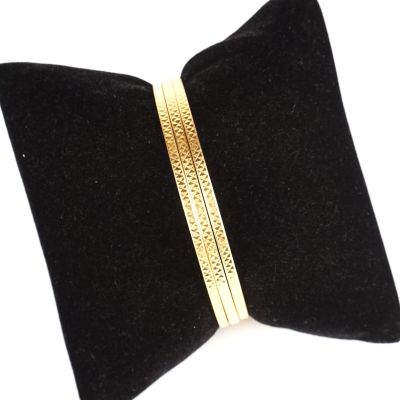 nœud papillon en velours noir orné d'un ruban doré