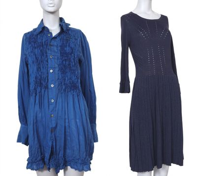 deux robes sur des mannequins, l'une bleue et l'autre noire