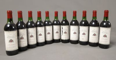 six bouteilles de vin rouge alignées