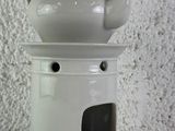 une théière en céramique blanche ornée d'un oiseau