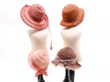 deux mannequins portant chacun un chapeau