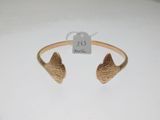 un gros plan sur un bracelet en or orné d'une tête de chat