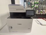 une imprimante posée sur un bureau dans une pièce