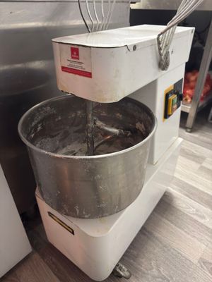 un batteur muni d'un bol et d'un fouet