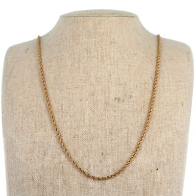 un collier à chaîne en or sur un mannequin mannequin mannequin mannequin mannequin mannequin mannequin mannequin mannequin mannequin