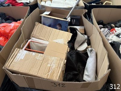 de nombreux cartons de vêtements et d'autres objets dans une pièce