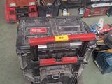 de nombreux outils éparpillés sur le sol du garage