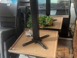 une table sur laquelle se trouve une plante, au milieu d'une pièce